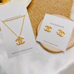 Bộ Trang Sức Bông Tai Và Dây Chuyền Nữ Titan Ko Đen Chanel Chạm Cát TT 4074