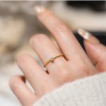 Nhẫn Nữ Mảnh Đá Nhỏ Lấp Lánh Titan Ko Đen TT4675