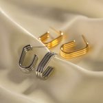 Bông Tai Nữ Cá Tính Hình Chữ C Titan Ko Đen TT4743